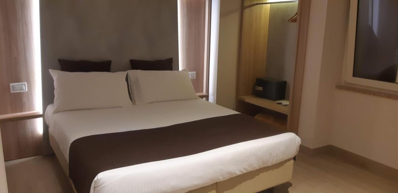 Hotel Danieli La Castellana Lago Di Garda เบรนโซเน ซูล การ์ดา ภายนอก รูปภาพ