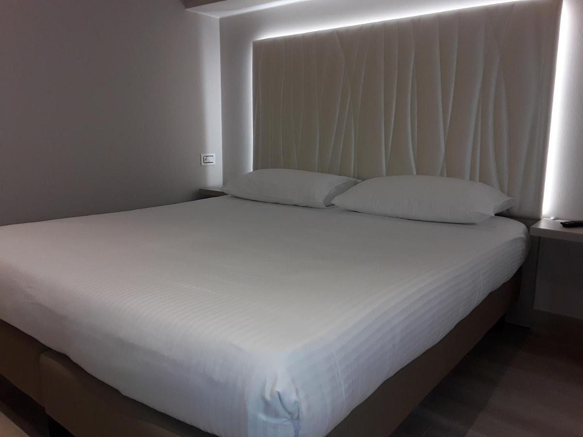 Hotel Danieli La Castellana Lago Di Garda เบรนโซเน ซูล การ์ดา ภายนอก รูปภาพ